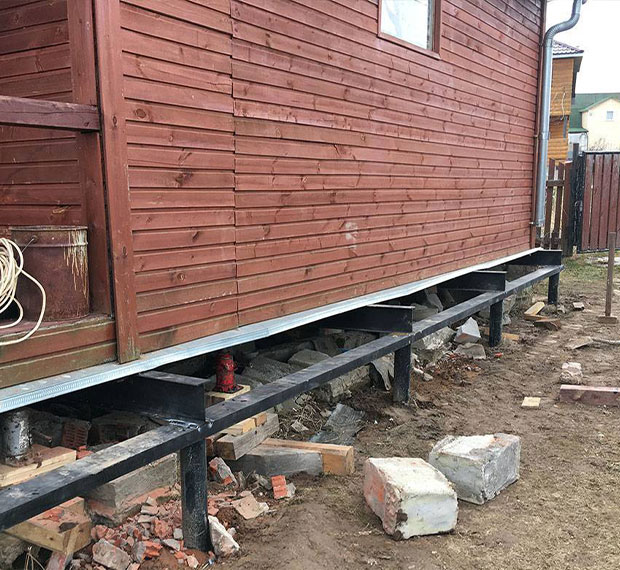 Ремонт старого фундамента винтовыми сваями в Луховицах