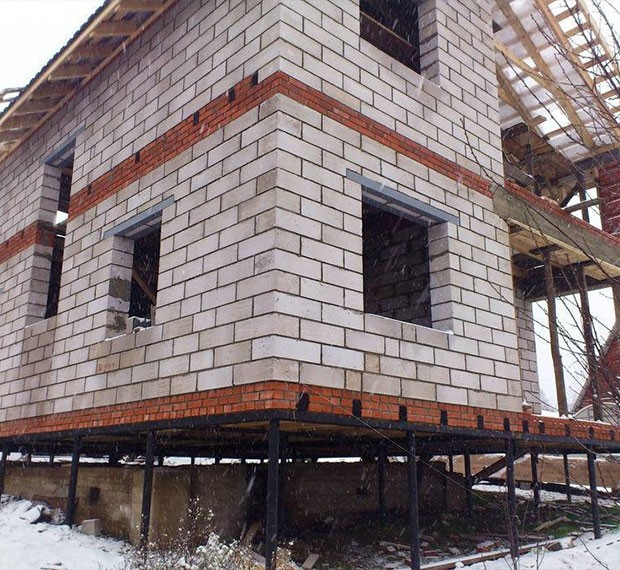 Монтаж свайно-винтового фундамента под дом из пеноблока в Луховицах
